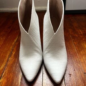 NEW CHINESE LAUNDRY Elegant White Reptile Women's Ankle Boots Booties